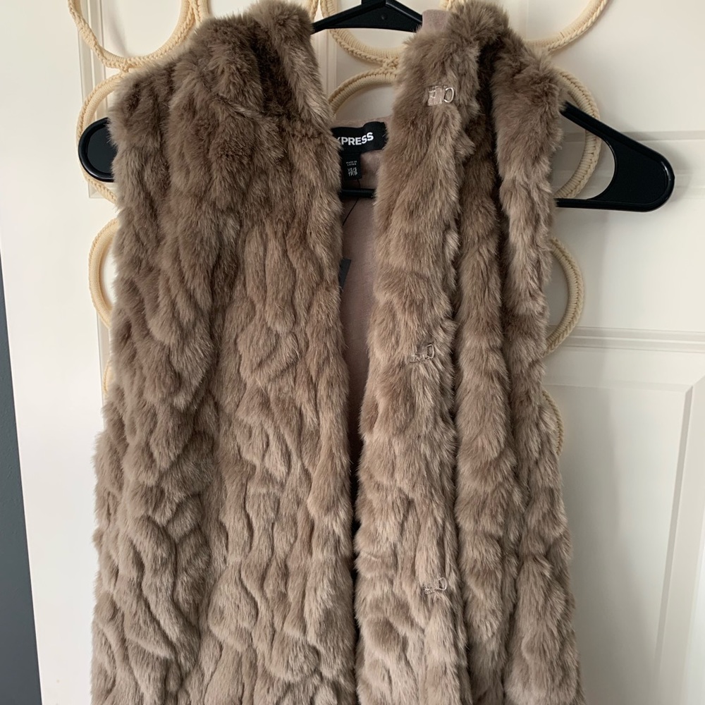 Express NWT faux fur vest XS